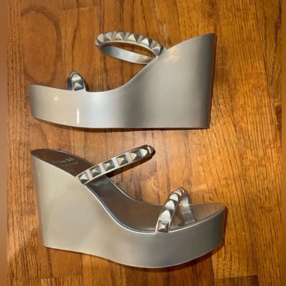 NWOB Carmen Sol Tonino Wedge - Metallic Jelly-Silver
